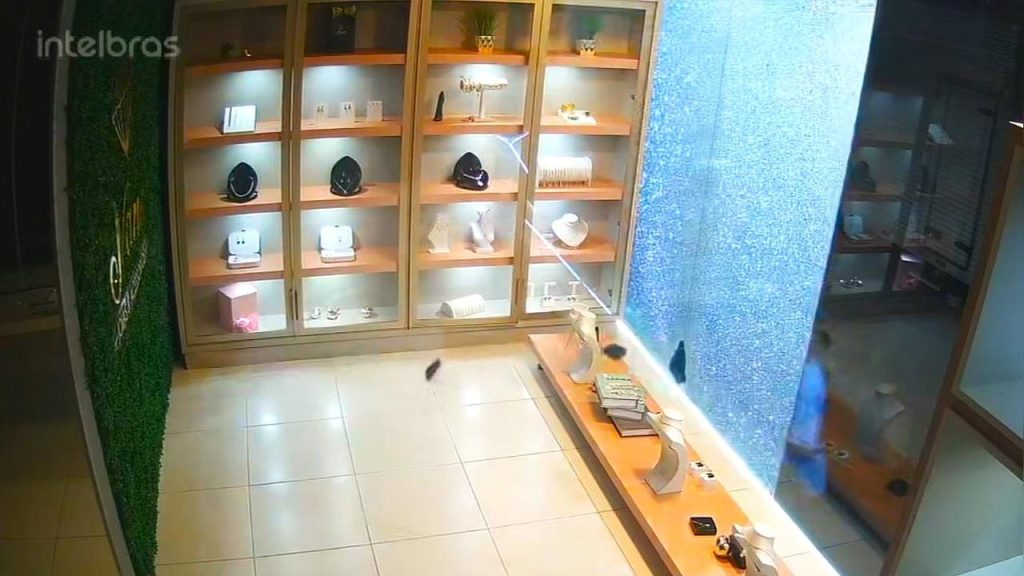 Criminoso quebra vitrine com pedra e furta joias no centro de Cascavel Criminoso quebra vitrine com pedra e furta joias no centro de Cascavel