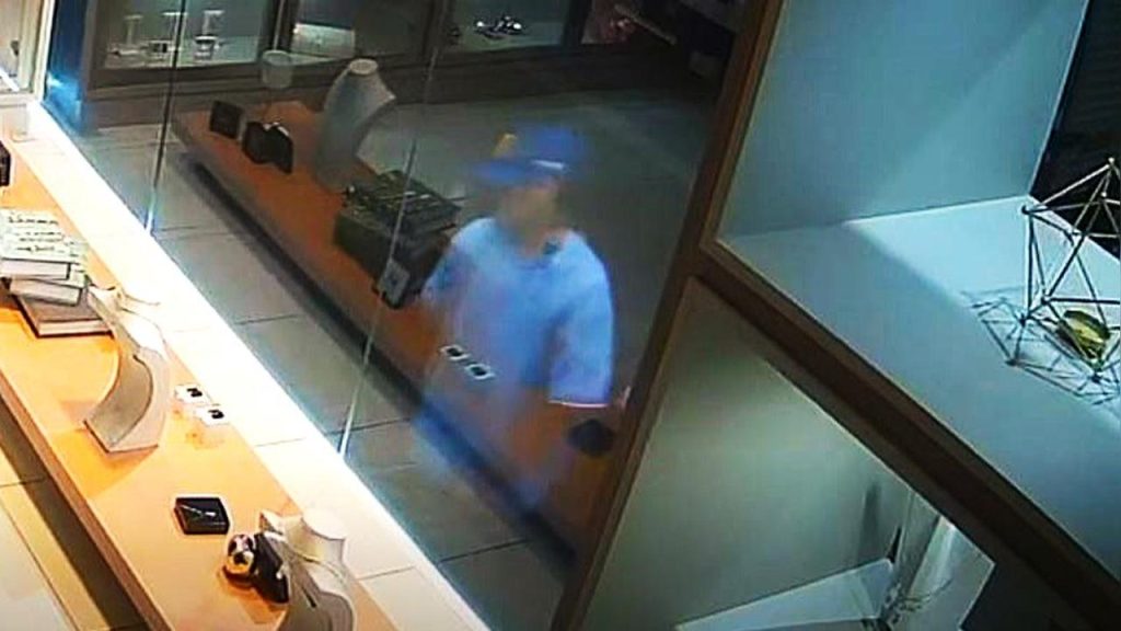 Imagens mostram ação rápida de criminosos em furto a loja de joias Imagens mostram ação rápida de criminosos em furto a loja de joias