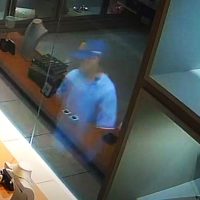 Imagem referente a Imagens mostram ação rápida de criminosos em furto a loja de joias