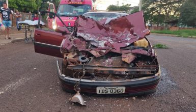 Imagem referente a Três pessoas ficam feridas após Omega bater de frente com caminhão do lixo