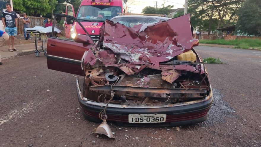 Três pessoas ficam feridas após Omega bater de frente com caminhão do lixo