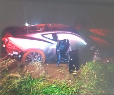Imagem mostra Mustang no meio do mato após motorista se perder em Cascavel