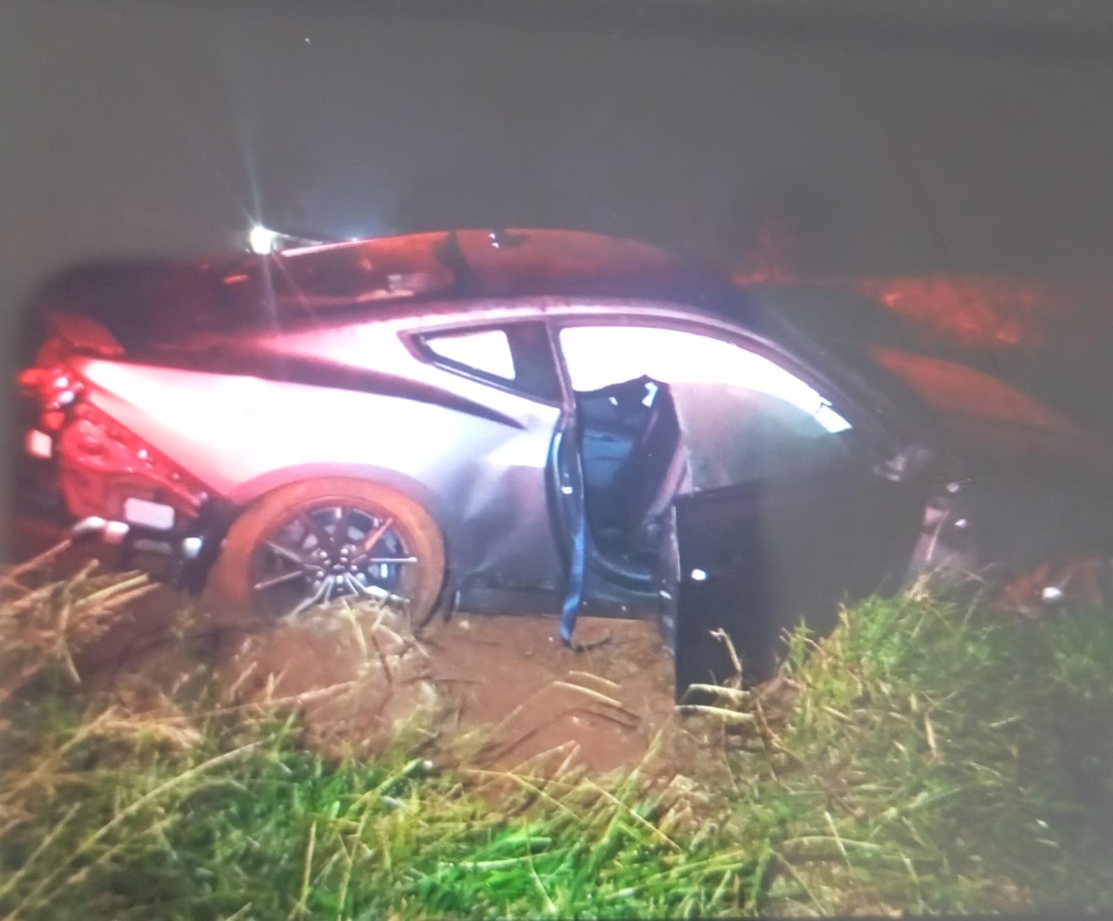 Imagem mostra Mustang no meio do mato após motorista se perder em Cascavel Imagem referente a Imagem mostra Mustang no meio do mato após motorista se perder em Cascavel