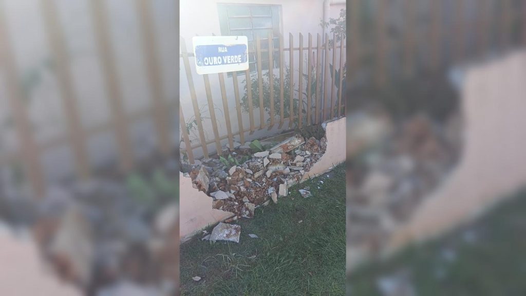 Morador procura motorista que causou acidente e fugiu após danificar casa no Brasmadeira