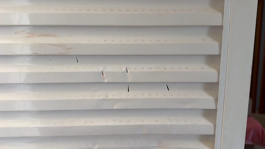 Criança esfaqueada no Riviera: Imagens mostram como ficou porta durante tentativa de invasão no Riviera