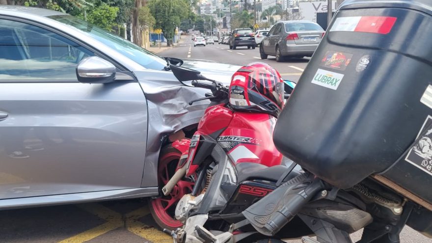 Moto fica cravada em carro após colisão no Centro de Cascavel