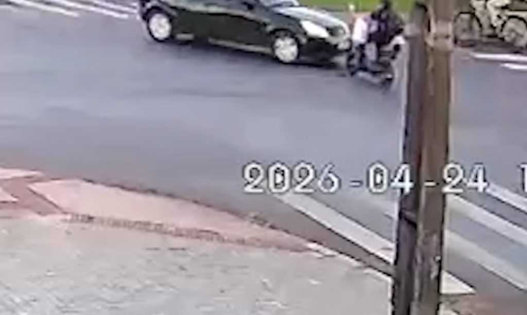 Vídeo mostra forte colisão frontal entre carro e autopropelido no jardim Clarito