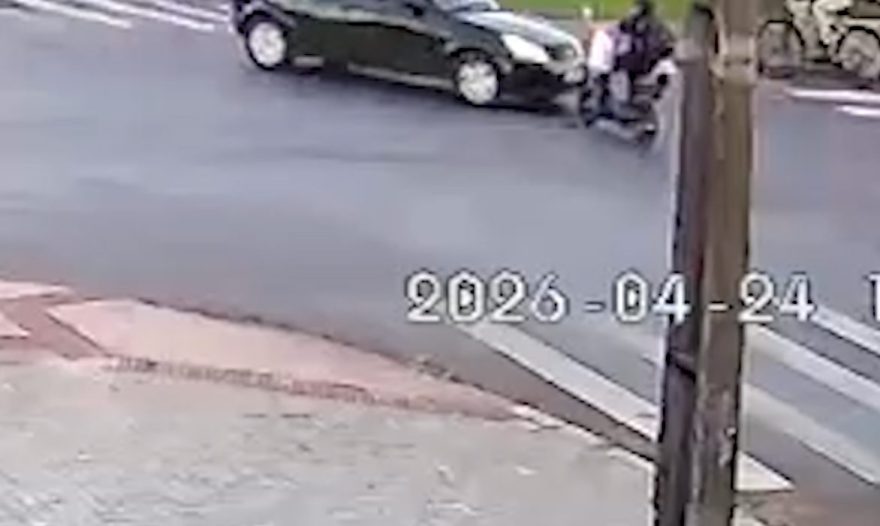 Vídeo mostra forte colisão frontal entre carro e autopropelido no jardim Clarito