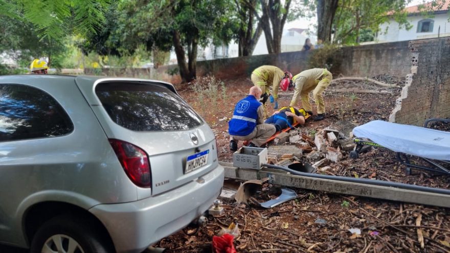 Carro perde controle e colide contra muro no bairro Neva, em Cascavel
