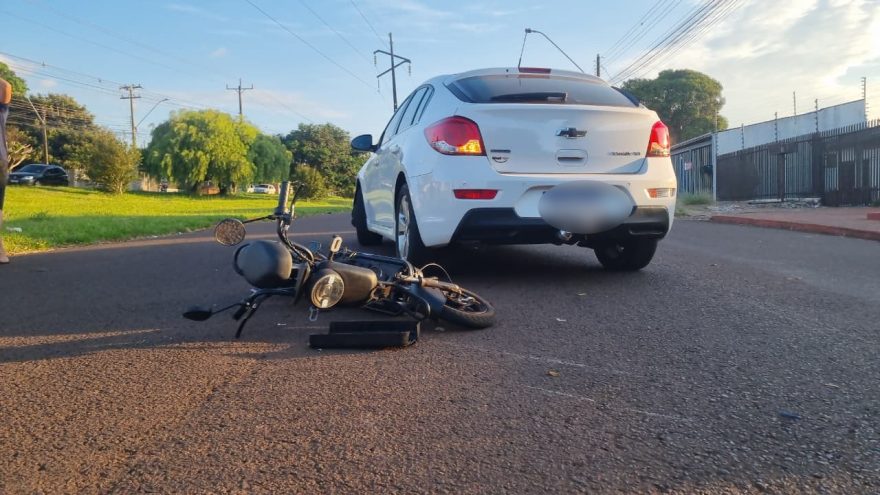 Colisão entre carro e patinete elétrico deixa adolescente ferido em Cascavel