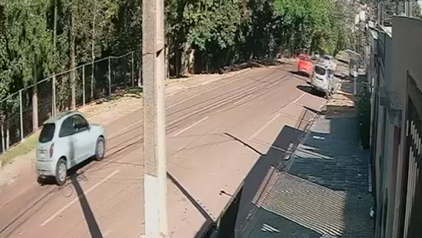 Vídeo registra batida de carro contra muro em Cascavel