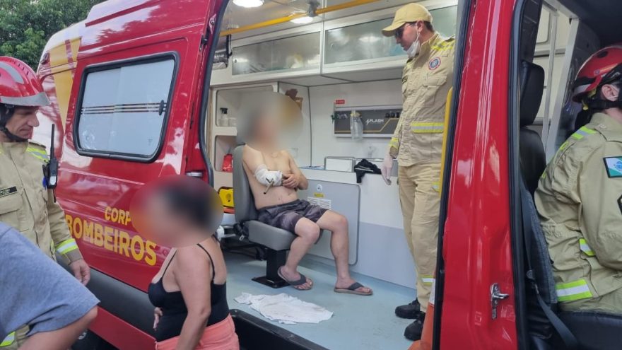 Ferro fica cravado no braço de homem após tentativa de pular muro em Cascavel