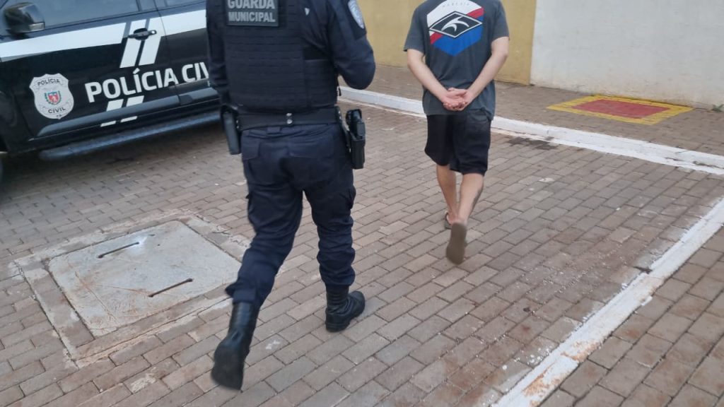 Guarda Municipal aborda homem e adolescente por suspeita de tráfico em Cascavel Guarda Municipal aborda homem e adolescente por suspeita de tráfico em Cascavel
