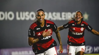 Flamengo derrota Vitória e fica perto de líderes no BR Feminino