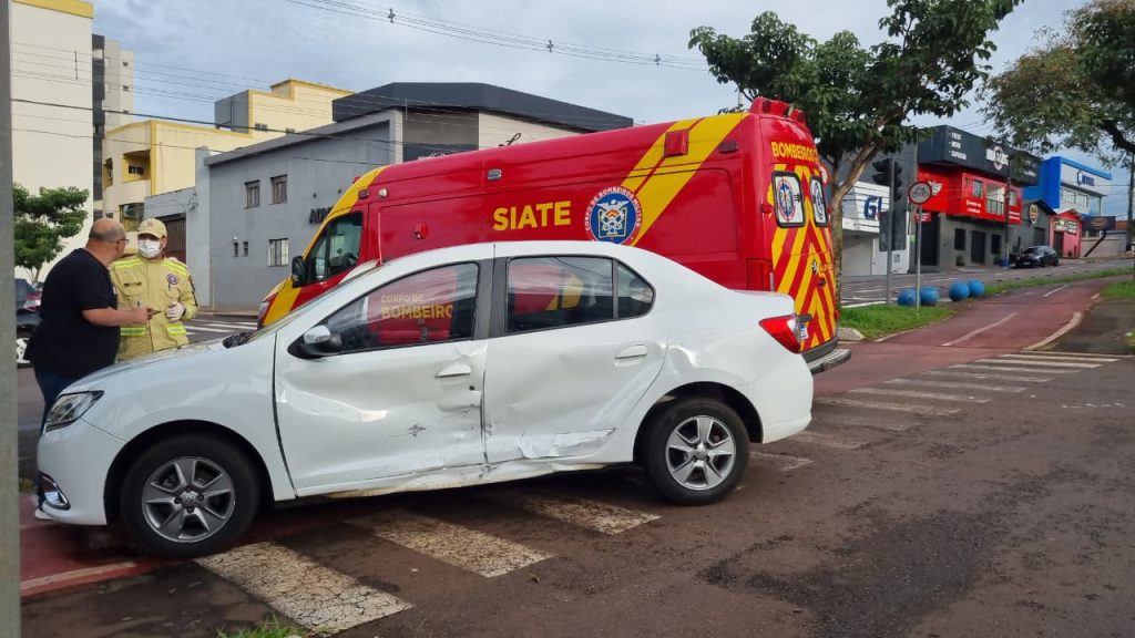Batida entre Civic e Logan deixa menina de 13 anos ferida no Centro