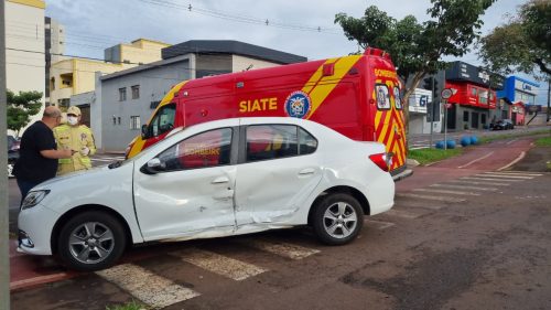 Batida entre Civic e Logan deixa menina de 13 anos ferida no Centro