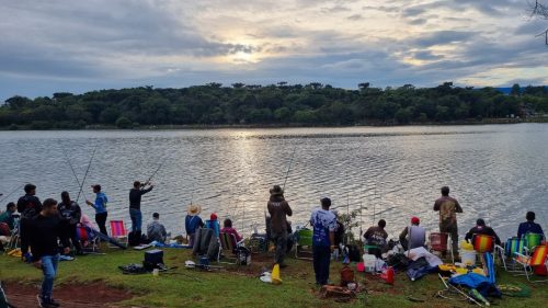 Domingo com água no céu e peixe no Lago de Cascavel