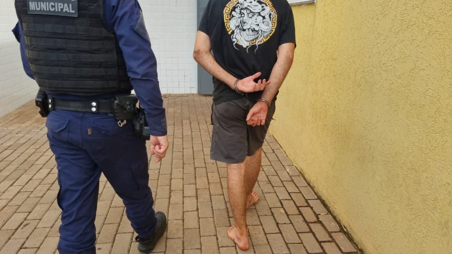 Solto pela Justiça, homem foge da GM e é preso novamente em ponto conhecido do tráfico