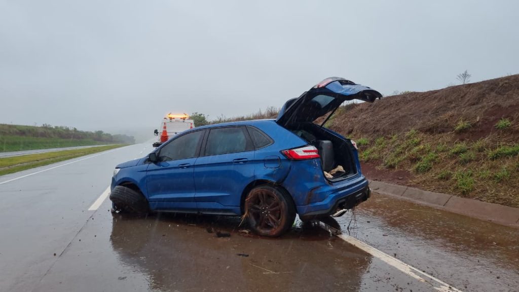 Ford Edge derrapa na pista e bate contra barranco no Contorno Oeste