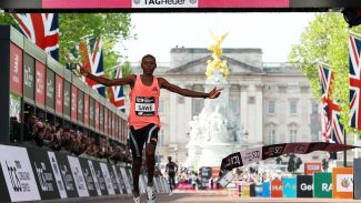 Queniano se torna primeiro atleta a correr maratona abaixo de 2 horas