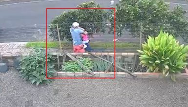 Imagem referente a CENAS FORTES: câmera mostra adolescente de 16 anos com bebê no colo sendo morta a facadas pelo ex