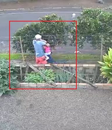 Imagem referente a CENAS FORTES: câmera mostra adolescente de 16 anos com bebê no colo sendo morta a facadas pelo ex