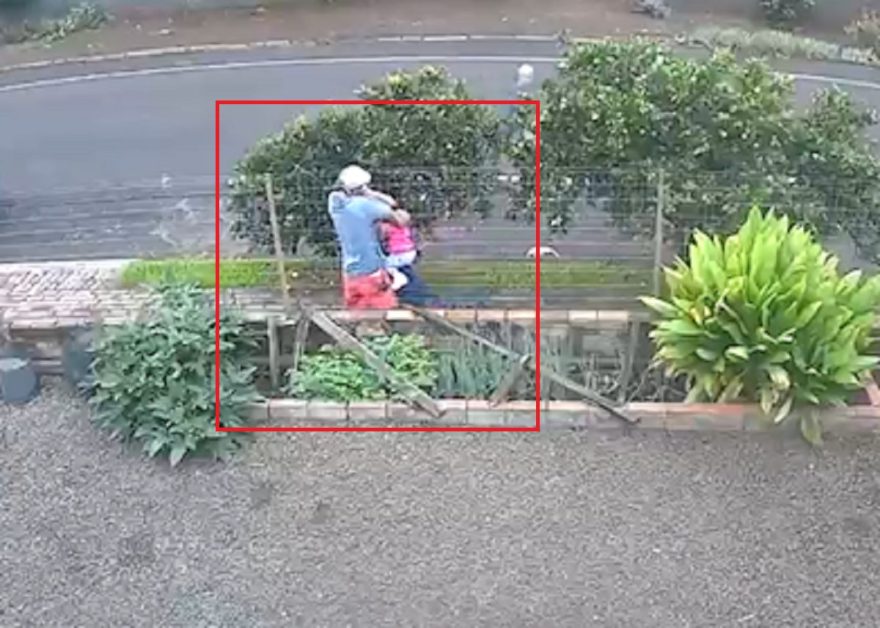 CENAS FORTES: câmera mostra adolescente de 16 anos com bebê no colo sendo morta a facadas pelo ex