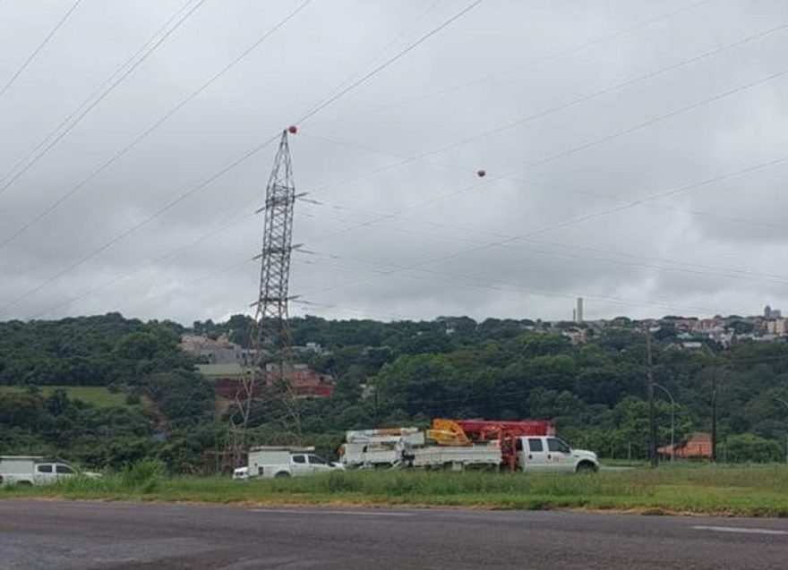 “Parece que está caindo”: Torre de energia é trocada após colisão; bloqueios mudam trânsito