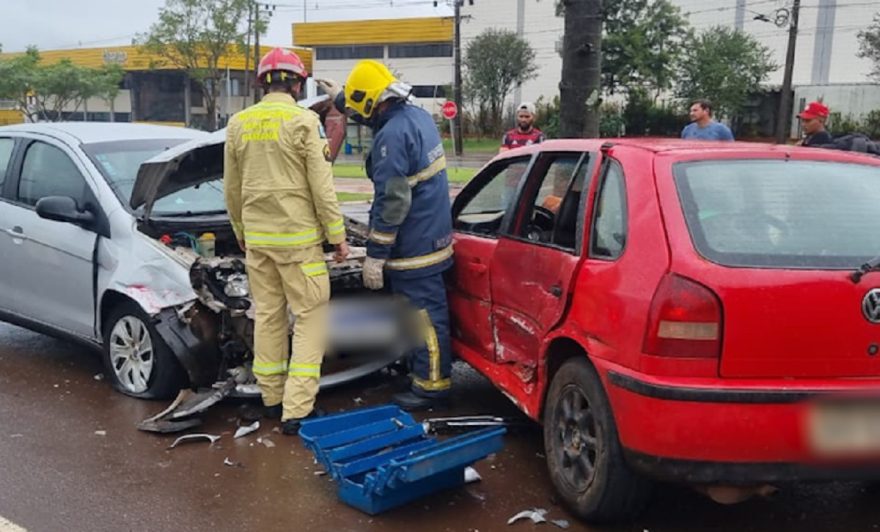 Acidente deixa duas crianças e dois adultos feridos na Avenida Brasil