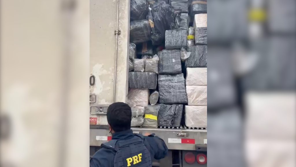 Mais de 2,5 toneladas de maconha em caminhão são apreendidas na BR-277