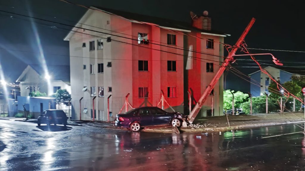 Acidente complexo envolve dois carros e termina com poste danificado na madrugada em Cascavel