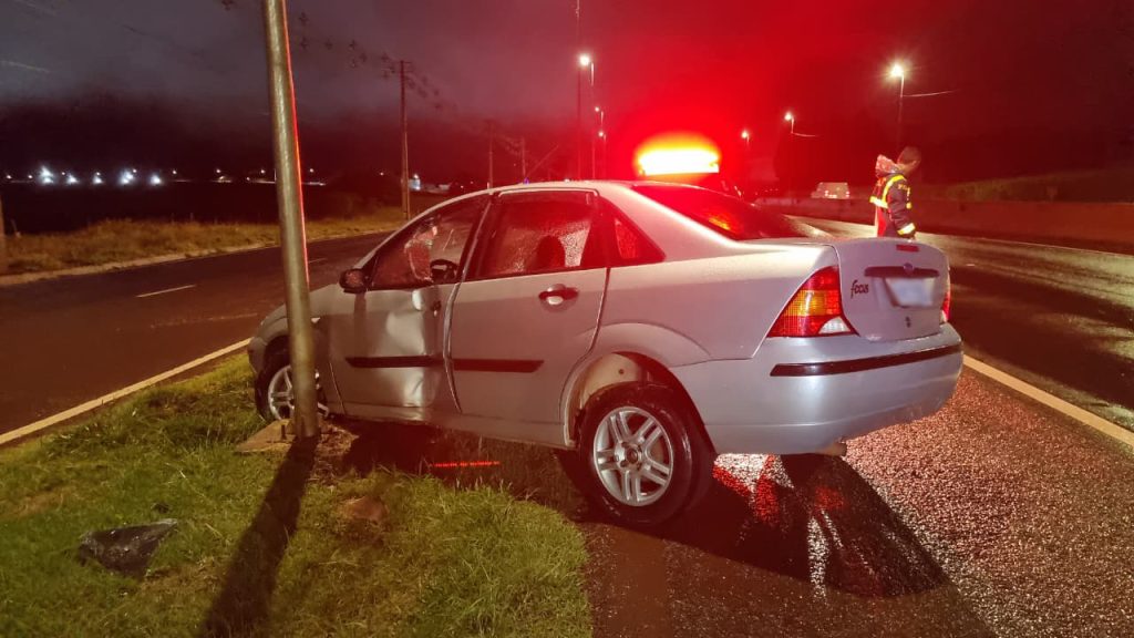 Carro aquaplana na BR-277 e colide contra poste em Cascavel