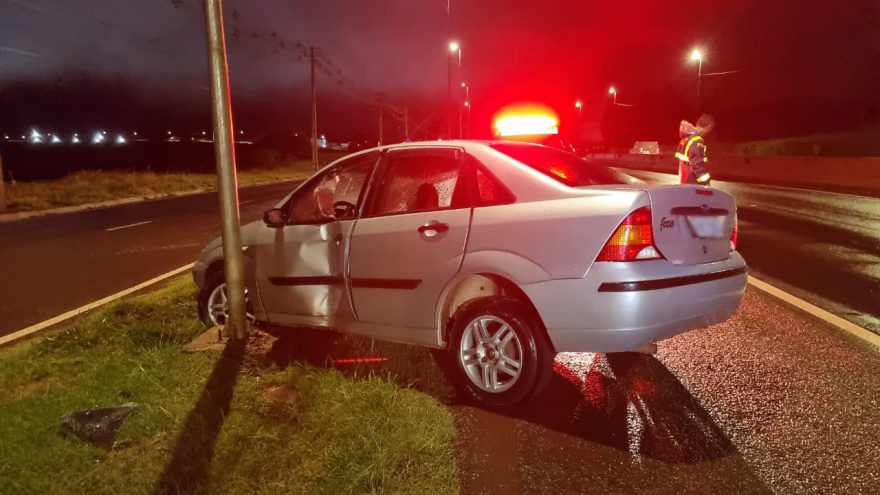 Carro aquaplana na BR-277 e colide contra poste em Cascavel