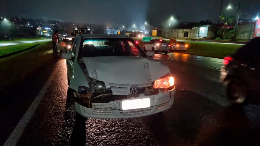 Gol bate na traseira de caminhão na BR-277, em Cascavel