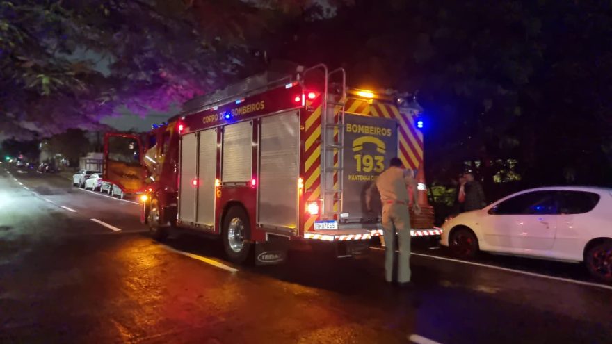 Mulher derruba bolsa em bueiro e aciona Corpo de Bombeiros em Cascavel