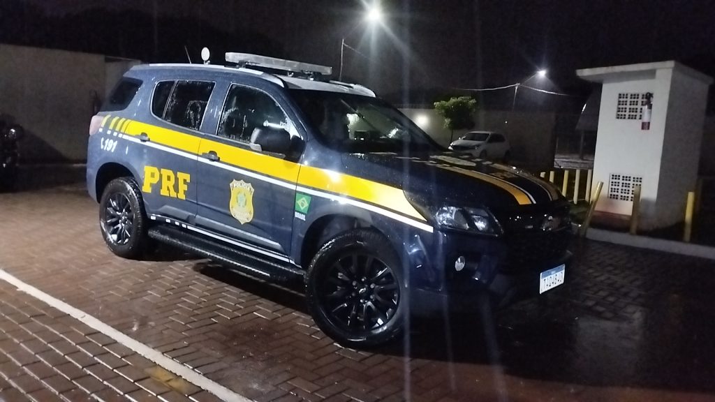 Casal é detido pela PRF com drogas em ônibus na BR-277