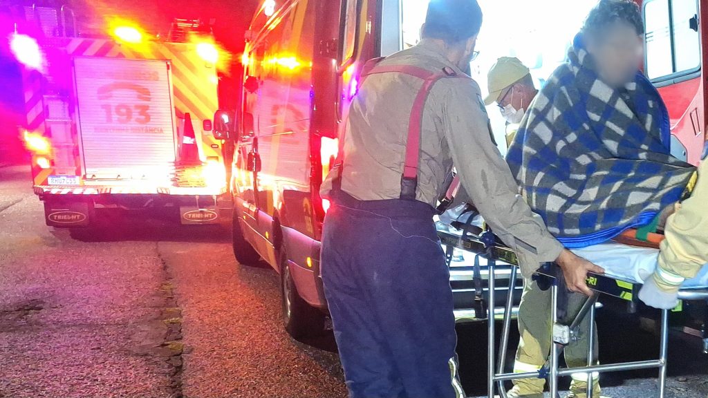 Bombeiros entram por sacada para socorrer idosa após queda em Cascavel Bombeiros entram por sacada para socorrer idosa após queda em Cascavel