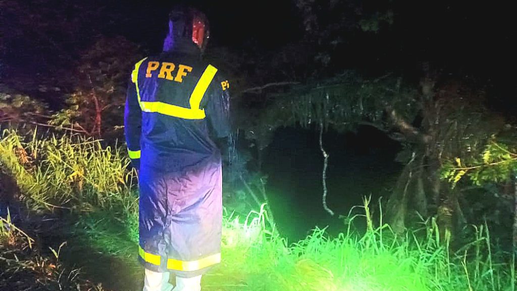 Tragédia na BR-116: caminhão submerge em represa e deixa criança morta e pai desaparecido Tragédia na BR-116: caminhão submerge em represa e deixa criança morta e pai desaparecido