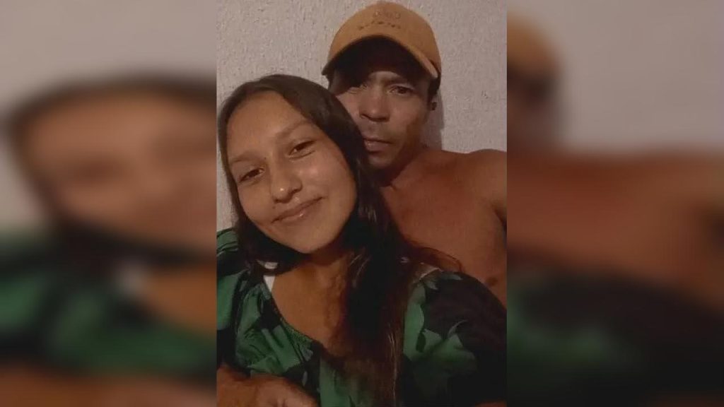 Com criança no colo, adolescente é esfaqueada pelo companheiro no meio da rua e morre