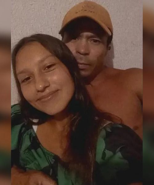 Imagem referente a Com criança no colo, adolescente é esfaqueada pelo companheiro no meio da rua e morre