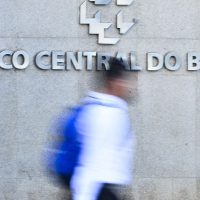 Imagem referente a Juros elevados mantêm pressão sobre endividamento das famílias