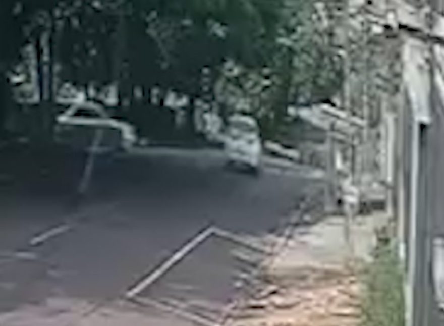 Vídeo mostra colisão entre carro e moto que deixou mulher ferida no Bairro Neva