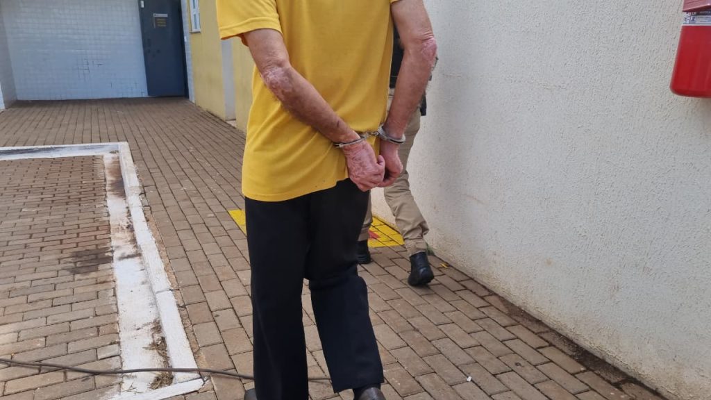 Idoso é preso após ameaçar companheira com facão