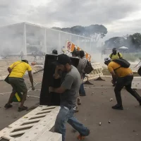 Imagem referente a Moraes concede domiciliar a Fátima de Tubarão e mais 18 idosos do 8/01