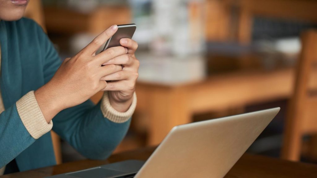 Olhos cansados com telas? Entenda quando usar óculos de descanso