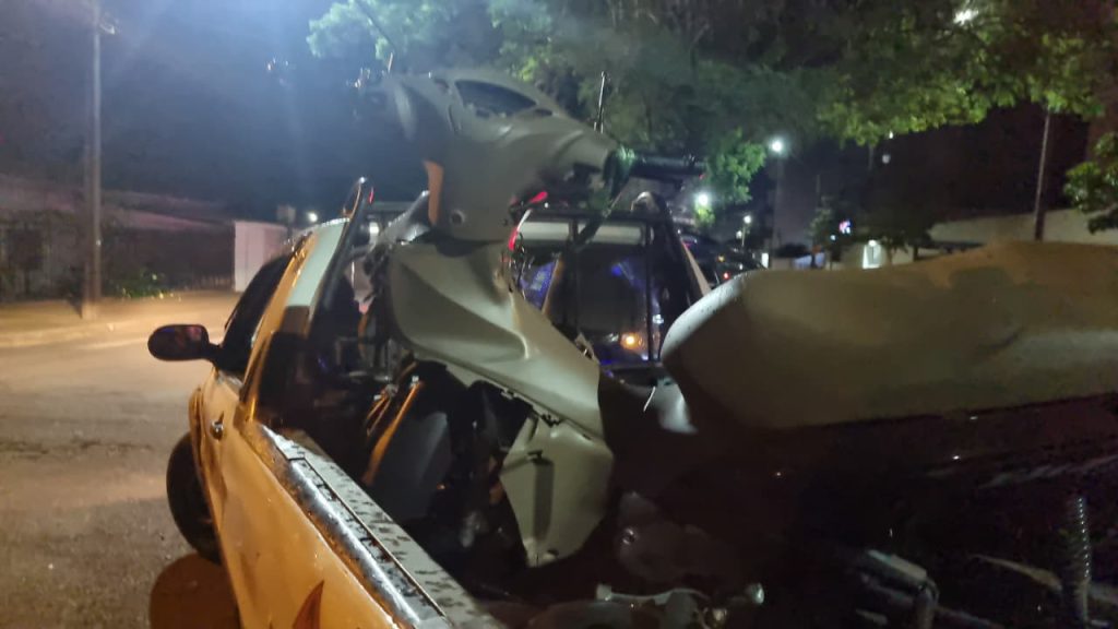 Colisão entre moto e carro deixa homem ferido no bairro Pacaembu, em Cascavel Colisão entre moto e carro deixa homem ferido no bairro Pacaembu, em Cascavel