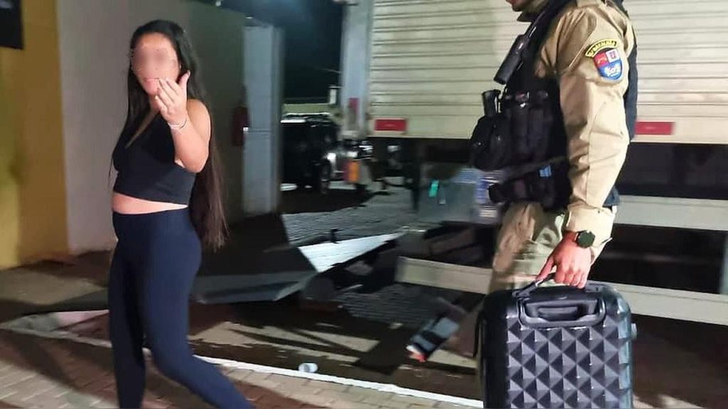 PM intercepta transporte de haxixe por aplicativo de carona e prende mulher na BR-277, em Cascavel PM intercepta transporte de haxixe por aplicativo de carona e prende mulher na BR-277, em Cascavel