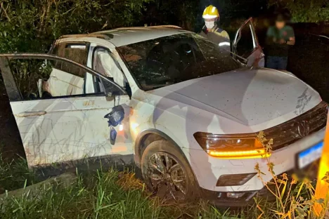 Motorista tem lesões graves ao ser ejetado de veículo após colisão contra árvore