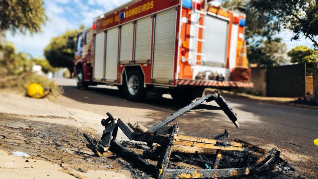 Corpo de Bombeiros combate incêndio em residência na Rua Bom Jesus