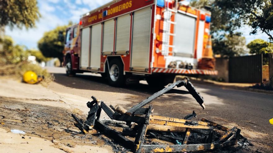 Corpo de Bombeiros combate incêndio em residência na Rua Bom Jesus
